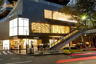 Extensive Frontage